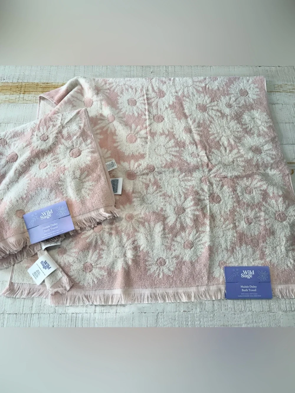 Wild Sage Maisie Daisy Bath Towels Set of 2 NWT Blush White Floral Cotton 30x54